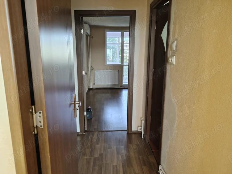 Apartament cu 3 camere semidecomandat în Berceni