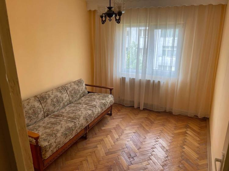 Apartament cu 3 camere decomandat în Exterior Vest