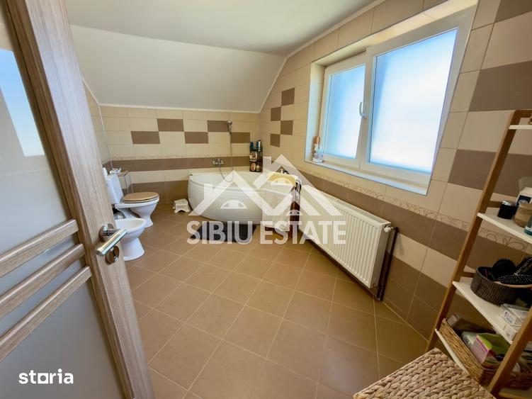 Casă cu 5 camere cu Teren 1000 Mp în Central