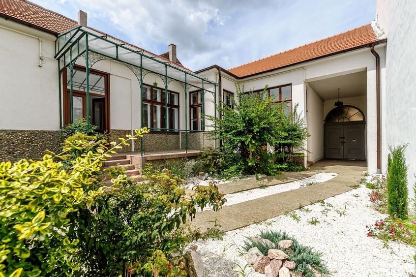 Casă individuală cu 4 camere cu Piscina în Central