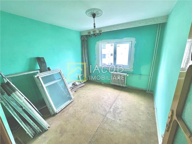 Apartament cu 3 camere semidecomandat în Mioriței