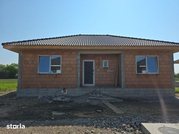 Casă cu 4 camere cu Teren 1200 Mp în Păulești
