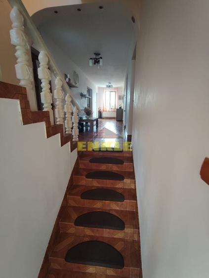 Casă individuală cu 6 camere cu Canalizare în Vest