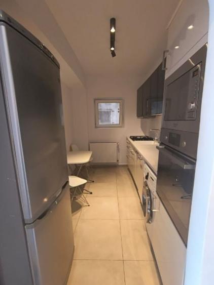 Apartament cu 3 camere semidecomandat, mobilat în P-ța Romană