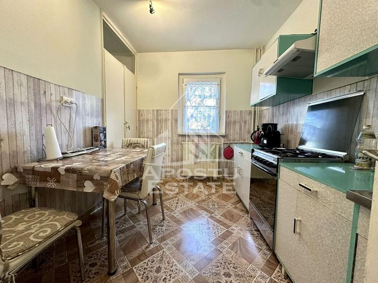 Apartament cu 3 camere semidecomandat, mobilat în Girocului