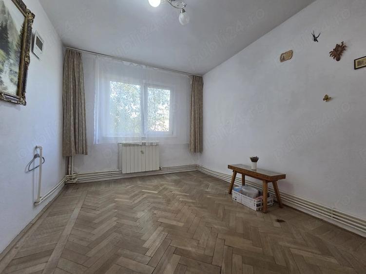 Apartament cu 3 camere semidecomandat în Micro 40
