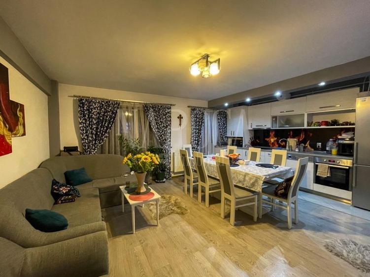 Apartament cu 4 camere semidecomandat în Florești