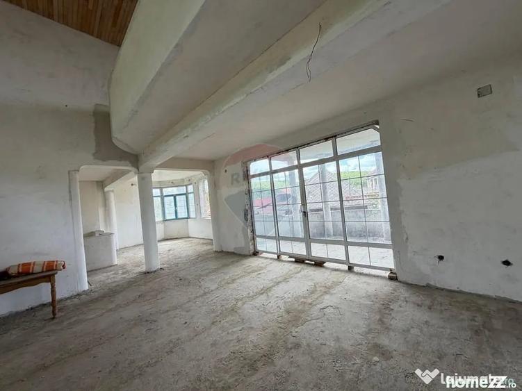 Casă cu 7 camere cu Teren 2681 Mp în Buciumi
