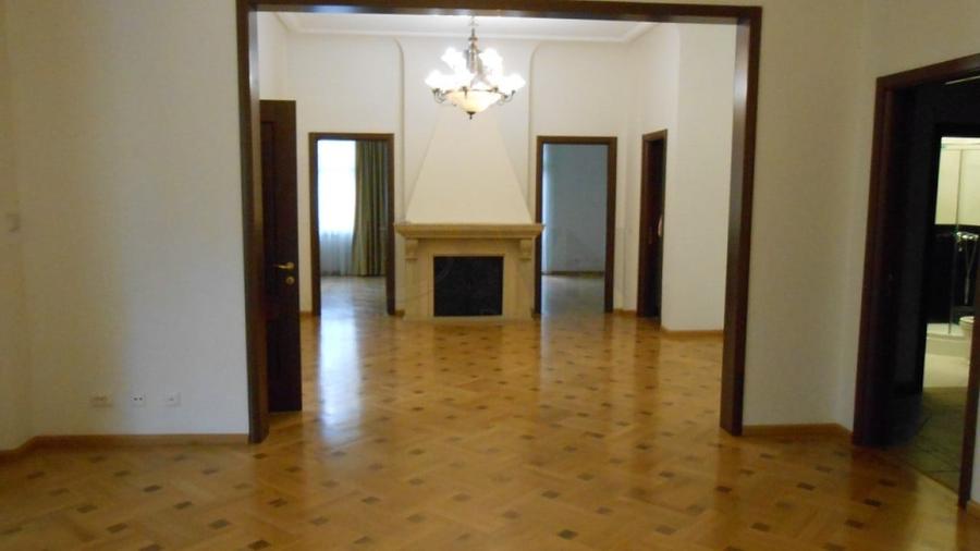 Apartament cu 5 camere decomandat în Capitale
