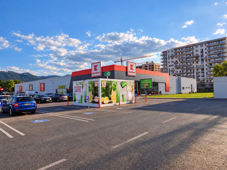Apartament cu 7 camere semidecomandat în Centrul Civic