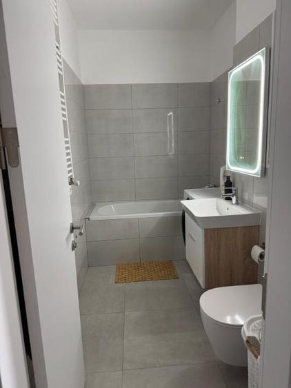 Apartament cu 3 camere decomandat, mobilat în Păcii