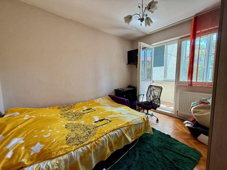 Apartament cu 3 camere semidecomandat în Cetății