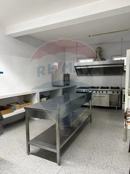 Casă cu 8 camere cu Teren 462 Mp în Central