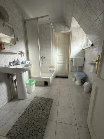 Apartament cu 3 camere semidecomandat în Cioplea