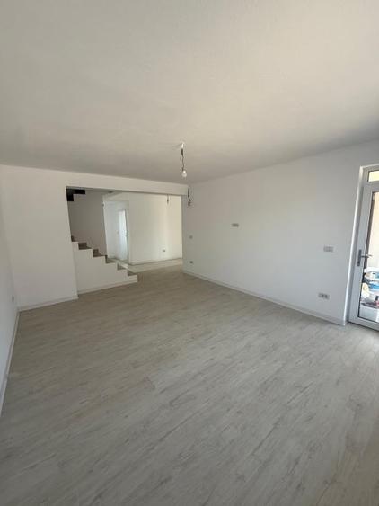 Duplex cu 3 camere cu Teren 336 Mp în Dumbrăvița