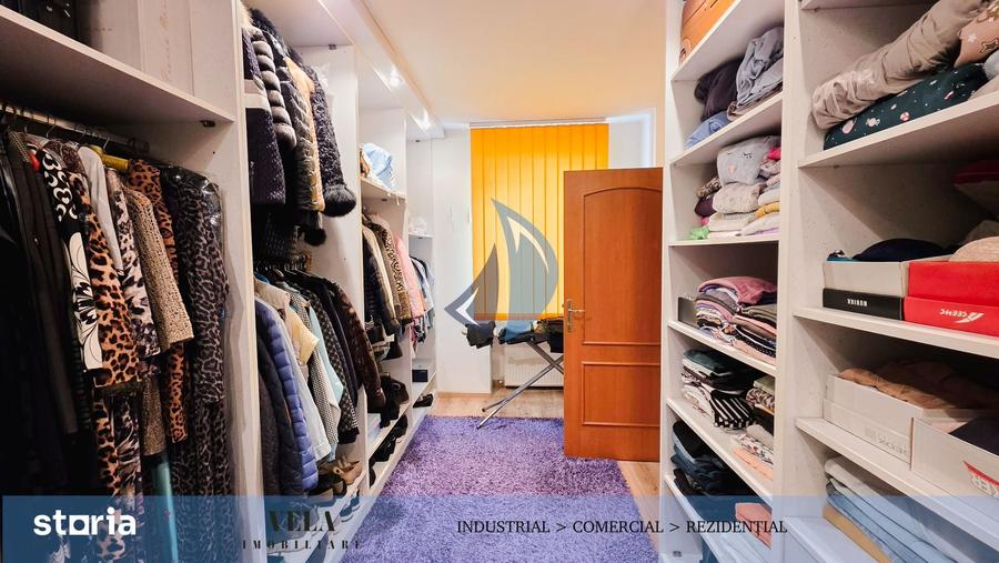 Casă cu 7 camere cu Teren 1259 Mp în Central