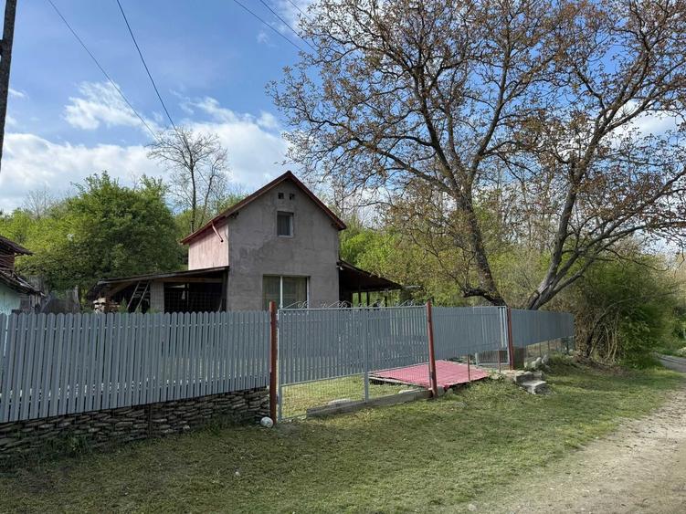 Casă cu 3 camere în Cislău