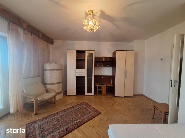 Garsonieră decomandată în Lunei