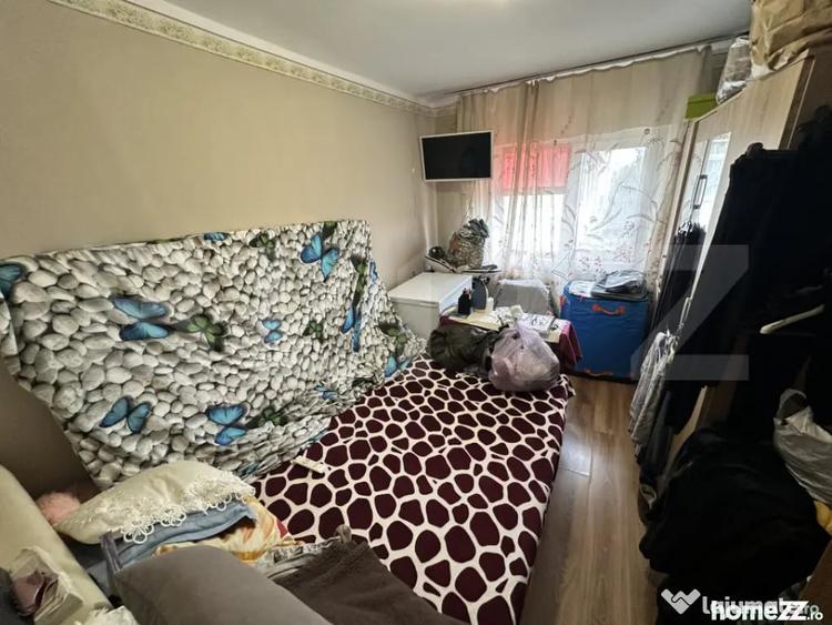 Apartament cu 4 camere decomandat în Craiovița Nouă