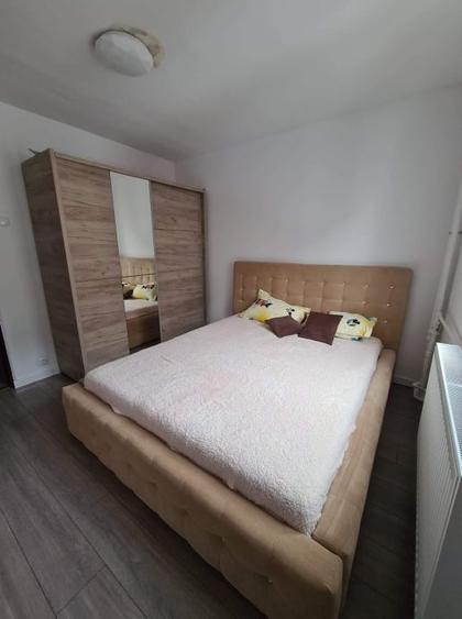 Apartament cu 3 camere semidecomandat, mobilat în Craiovița Nouă