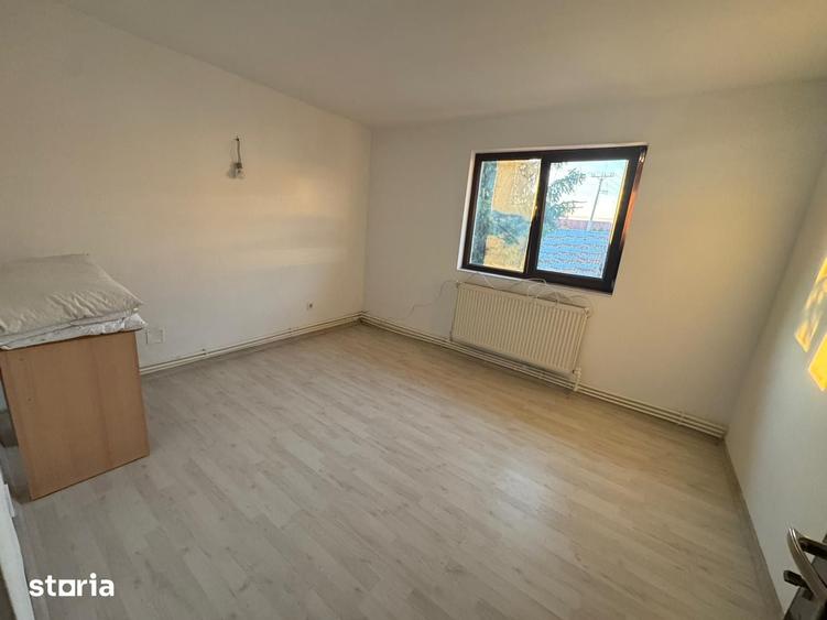 Casă cu 8 camere cu Teren 300 Mp în Ciurea