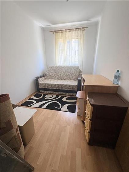 Apartament cu 3 camere semidecomandat în Est