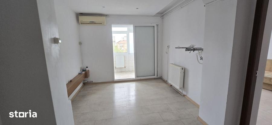 Apartament cu 3 camere în Micro 6
