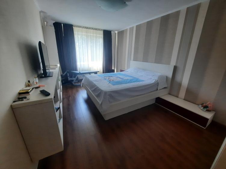 Apartament cu 3 camere semidecomandat în Ferentari
