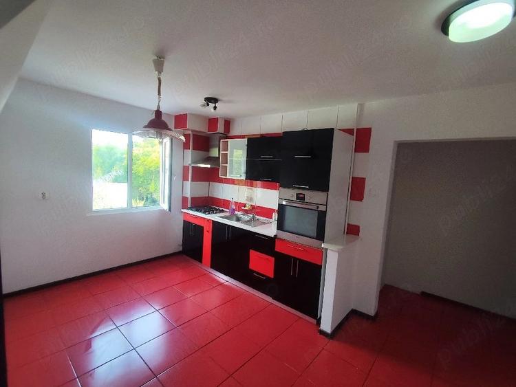 Apartament cu 3 camere semidecomandat în Berceni