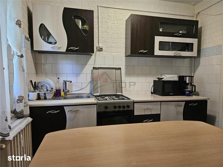 Apartament cu 3 camere semidecomandat în Podu Roș
