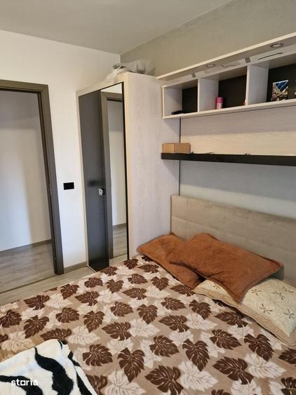 Apartament cu 3 camere semidecomandat în Craiovița Nouă