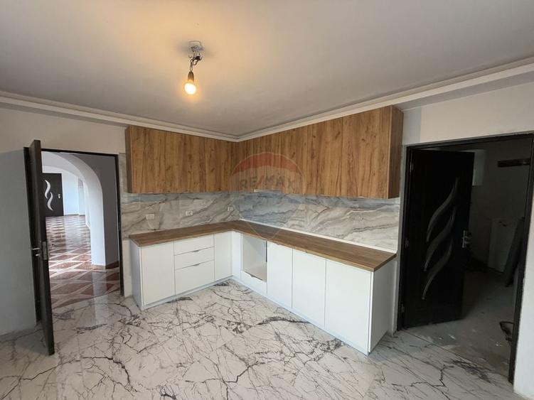 Casă individuală cu 8 camere cu Canalizare în Vulturu
