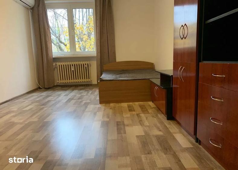 Apartament cu 3 camere semidecomandat în Tei — fotografia 1