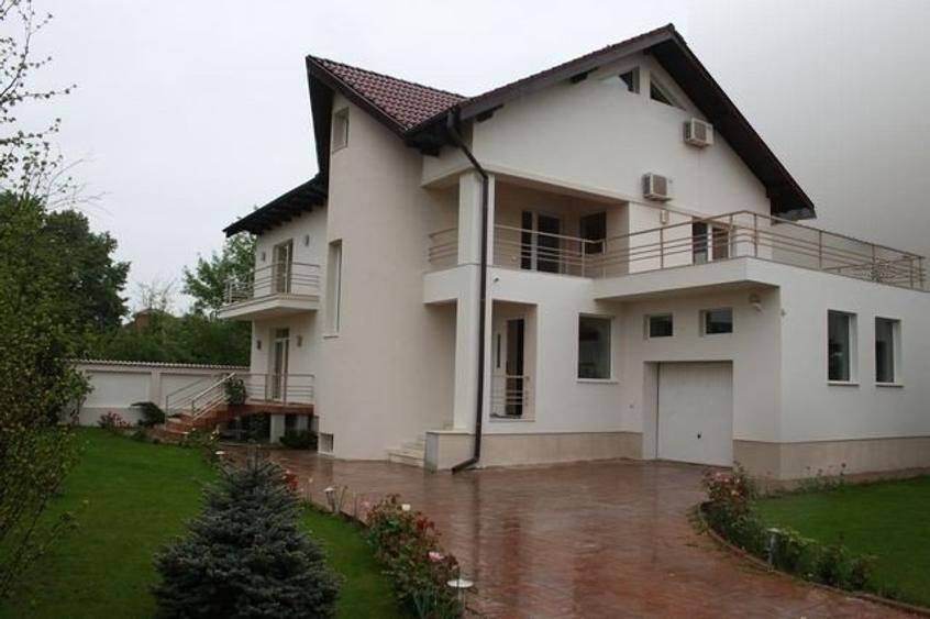 Casă cu 9 camere cu Teren 640 Mp în Pipera