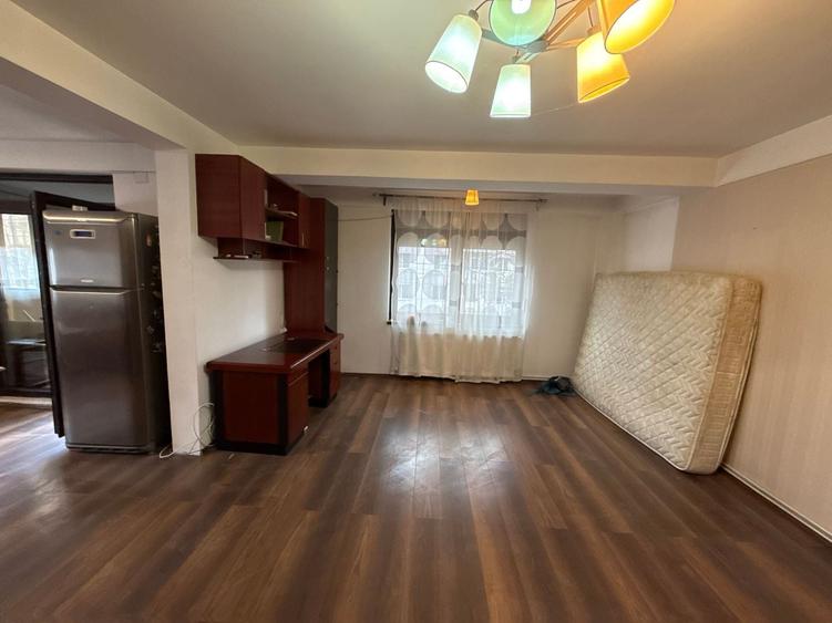 Casă individuală cu 5 camere cu Canalizare în Dristor