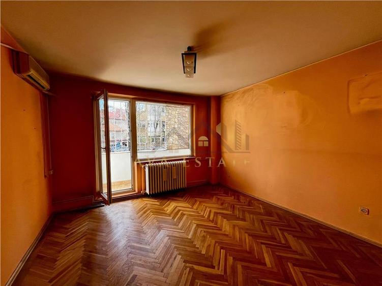 Apartament cu 4 camere semidecomandat în Punctele Cardinale