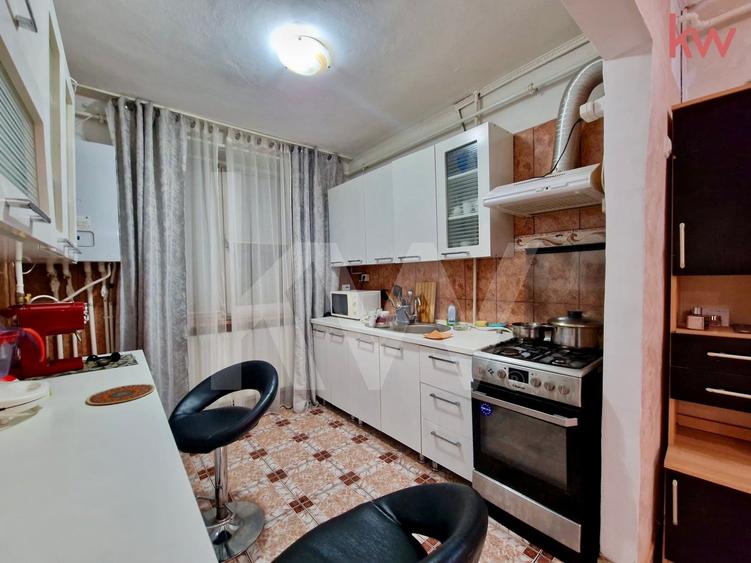 Apartament cu 3 camere semidecomandat, mobilat în 1 Mai