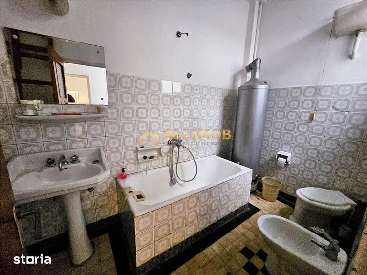 Casă cu 4 camere semidecomandat cu Teren 274 Mp în Ana Ipătescu
