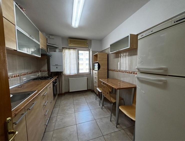 Apartament cu 3 camere decomandat în Drumul Taberei