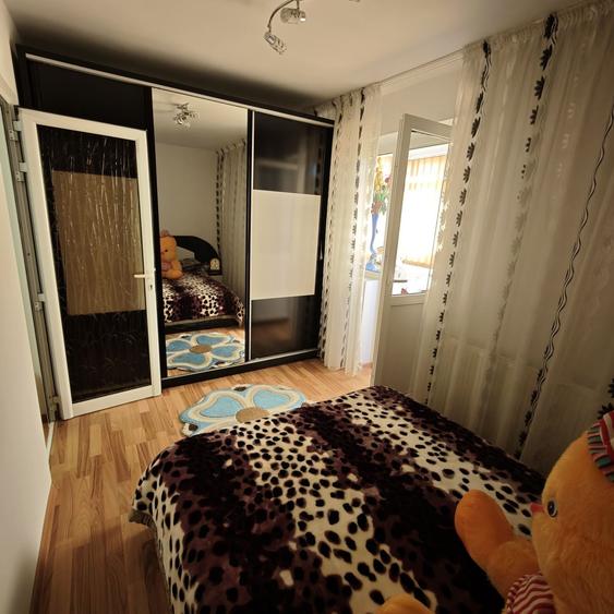 Apartament cu 3 camere semidecomandat în Exterior Vest