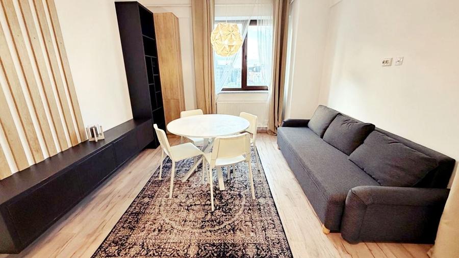 Apartament cu 3 camere semidecomandat, mobilat în Central