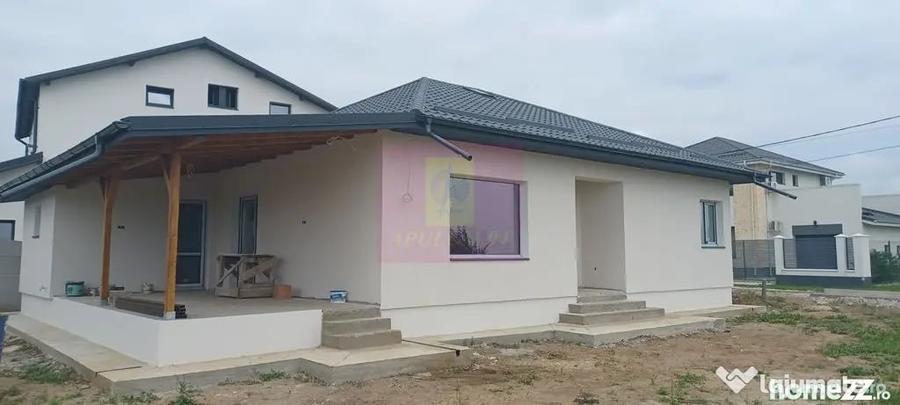 Casă cu 3 camere cu Teren 400 Mp în Săbăreni