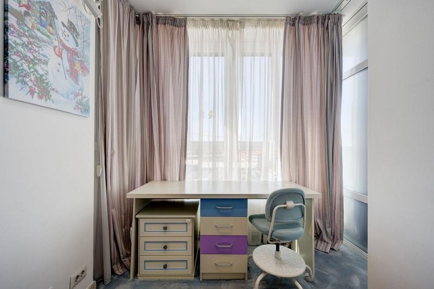 Penthouse cu 3 camere semidecomandat în Central
