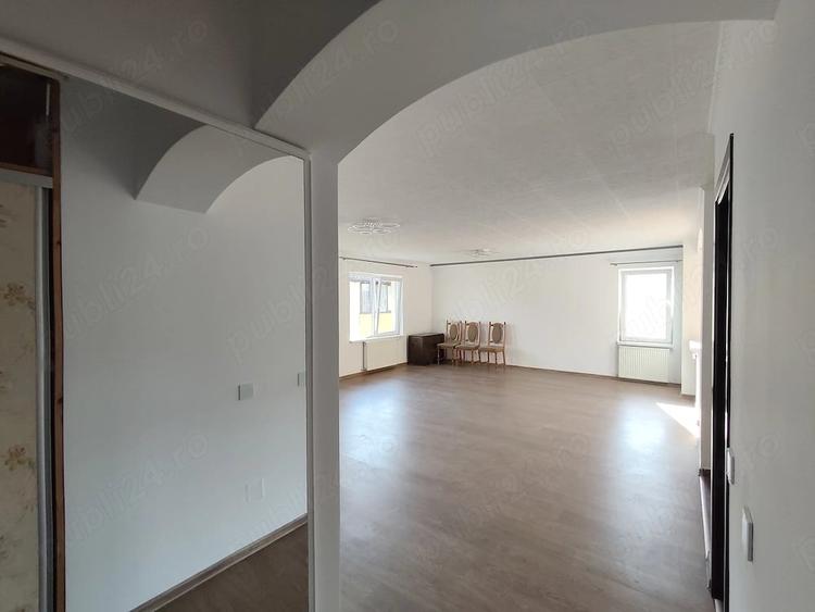 Apartament cu 4 camere decomandat în Florești