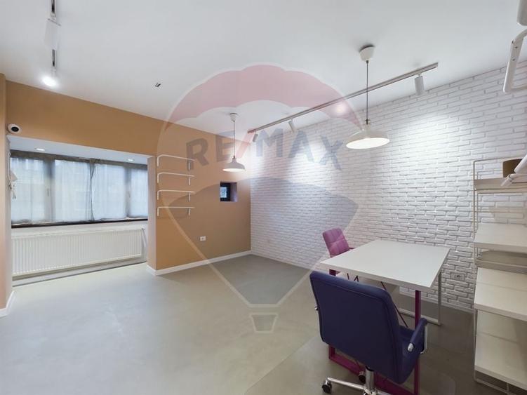 Apartament cu 3 camere semidecomandat în P-ța Dorobanți