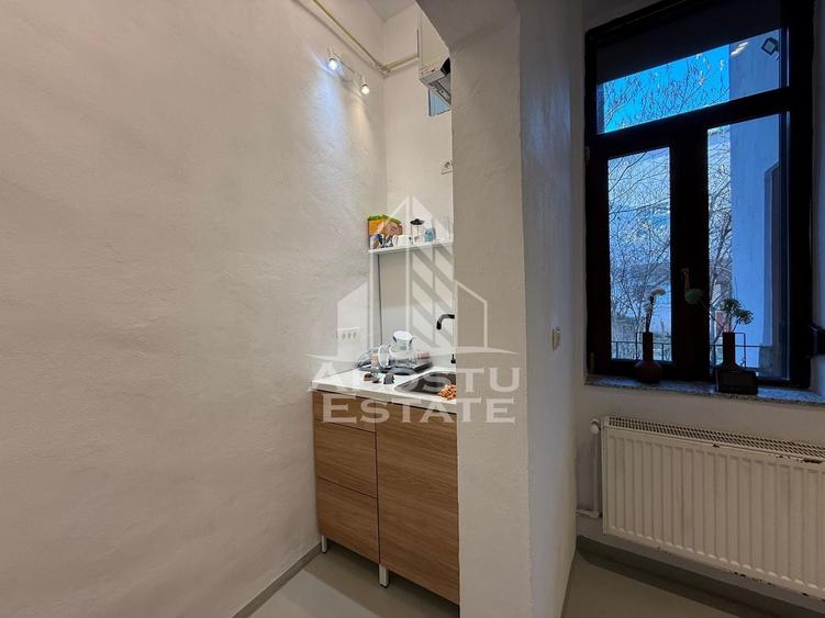 Apartament cu 3 camere semidecomandat, mobilat în Sinaia