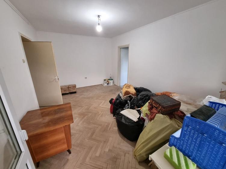 Apartament cu 3 camere semidecomandat în Tomis I