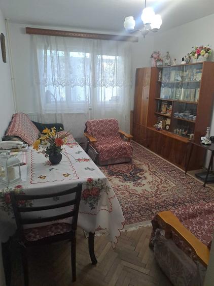 Apartament cu 3 camere semidecomandat în Banca Națională