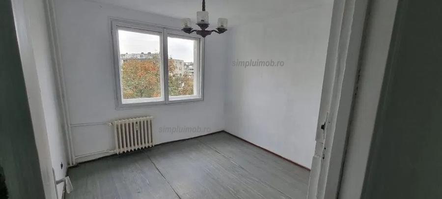 Apartament cu 3 camere semidecomandat în Berceni