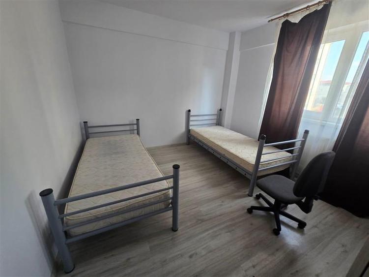 Apartament cu 3 camere decomandat, mobilat în Aeroport